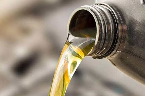 چگونه سلامت روغن موتور را تشخیص دهیم؟ بررسی رنگ، بو و کیفیت روغن
